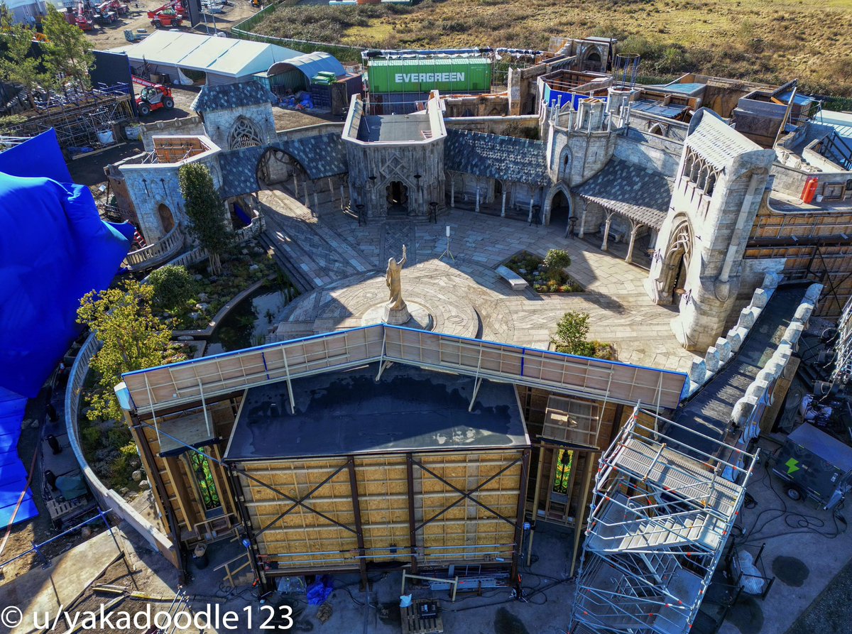 FellowshipFans's tweet photo. 🚨BREAKING: Drone stills from the #TheRingsOfPower season 2 sets at Bray Studios. 
1/2

Via u/Yakadoodle123 https://t.co/hK7AGxJ77D