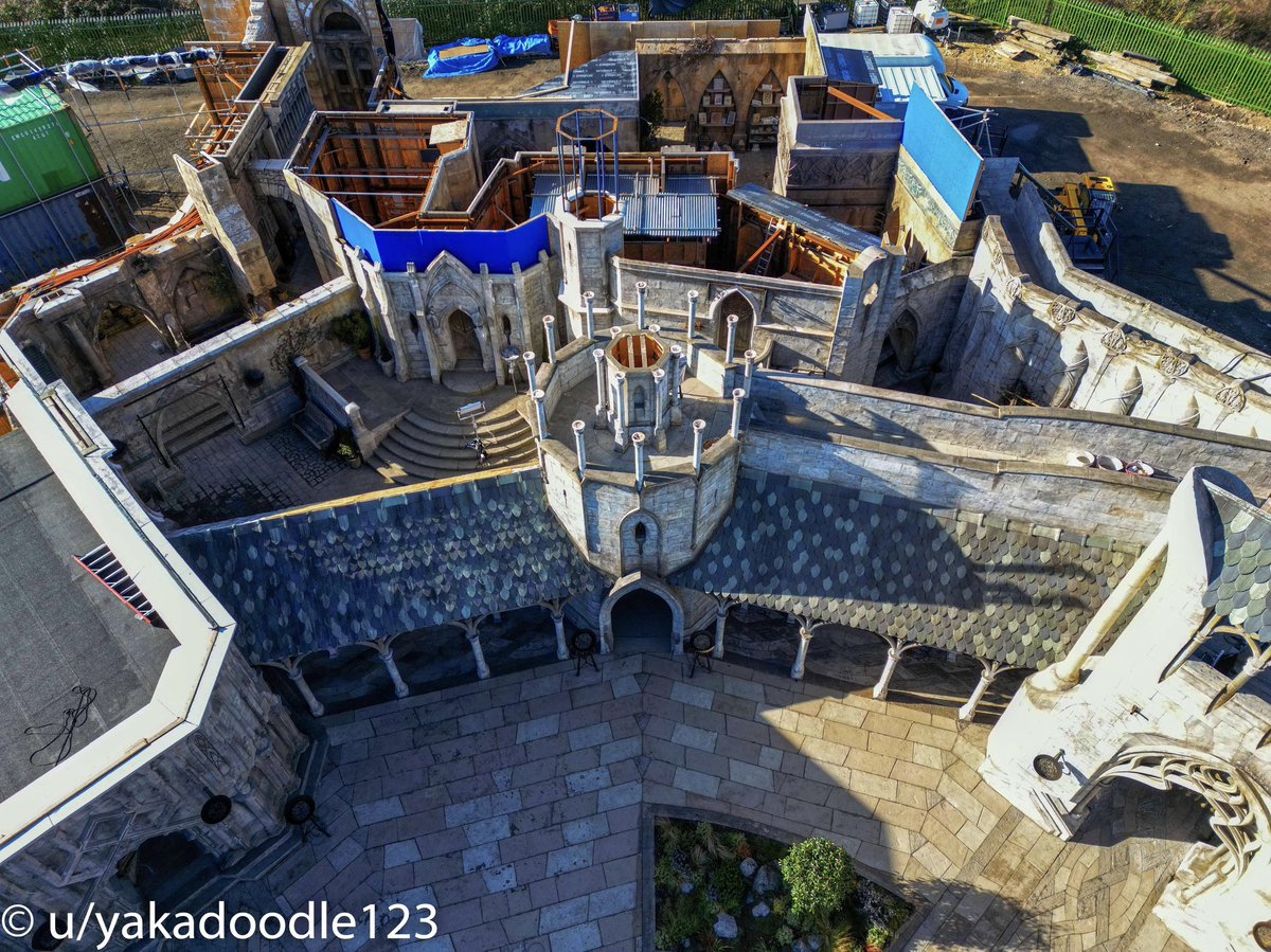 FellowshipFans's tweet photo. 🚨BREAKING: Drone stills from the #TheRingsOfPower season 2 sets at Bray Studios. 
1/2

Via u/Yakadoodle123 https://t.co/hK7AGxJ77D