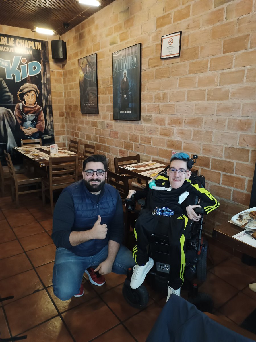 Cómo lleváis el domingo chicos.

Yo quiero deciros que anoche cenando me encontré con una gran persona y nos hicimos una fotaza.

Que no dudo en ponerse.

Gracias <a href="/brianeitor2002/">Brianeitor2002</a> 

A ver si también quieres un día, jugar una partida al fallguys juntos???