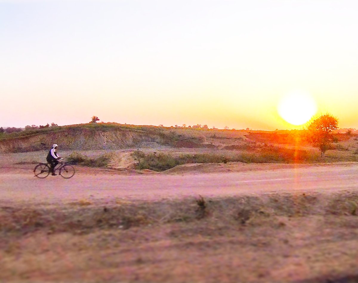 AjaySontu's tweet photo. Going home.....🚲....🌞
#discovery #history #google #photography #photographer #mobilephotography #myincrediblestory #netgeo #incredibleindia #earth #reels #video #travel #light #cyclinglife #rendomclick #illusion #sunset #biodiversity #nature #tourism #image #life #india https://t.co/S9MHMkRghg