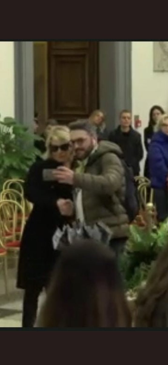 ritadallachiesa's tweet photo. Questa è’ la faccia di chi ha voluto farsi un selfie con Maria… Chi lo riconosce lo eviti. Per sempre. #Costanzo https://t.co/tSBYzPMf9a
