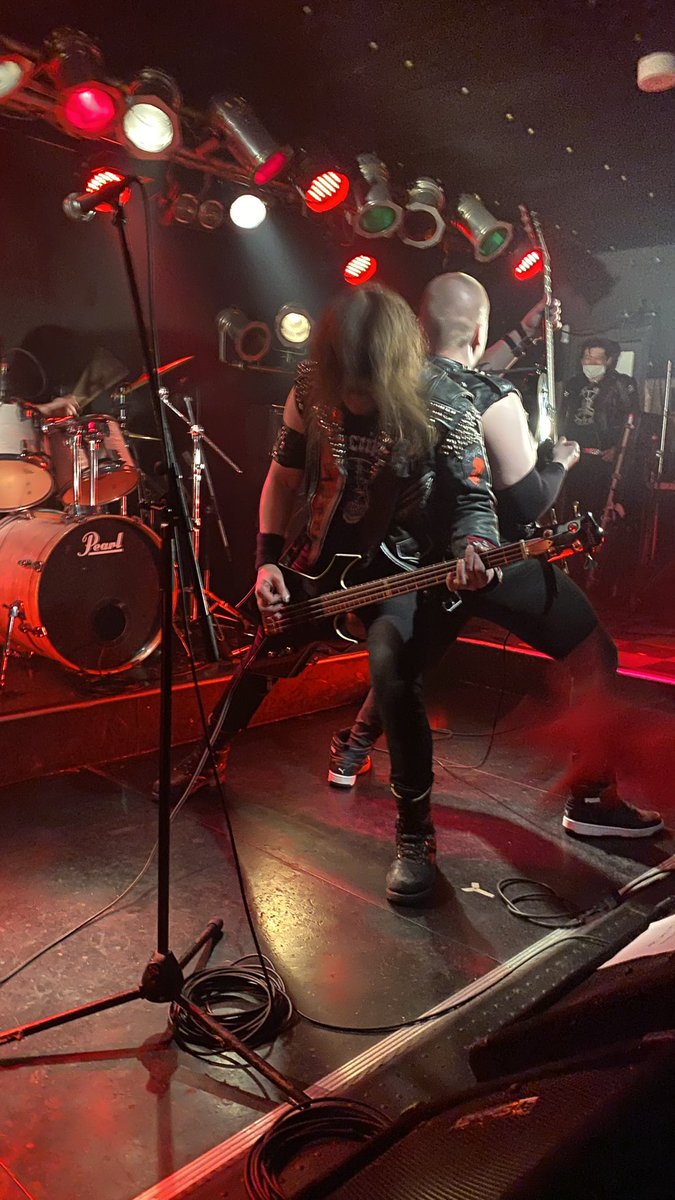 935Sin's tweet photo. フィンランドから来たBONEHUNTER
ヨニ、近っ!!
かっこ良かったわ。また来てね!
#bonehunter
#鶴見gigs https://t.co/04bhSmmeDx