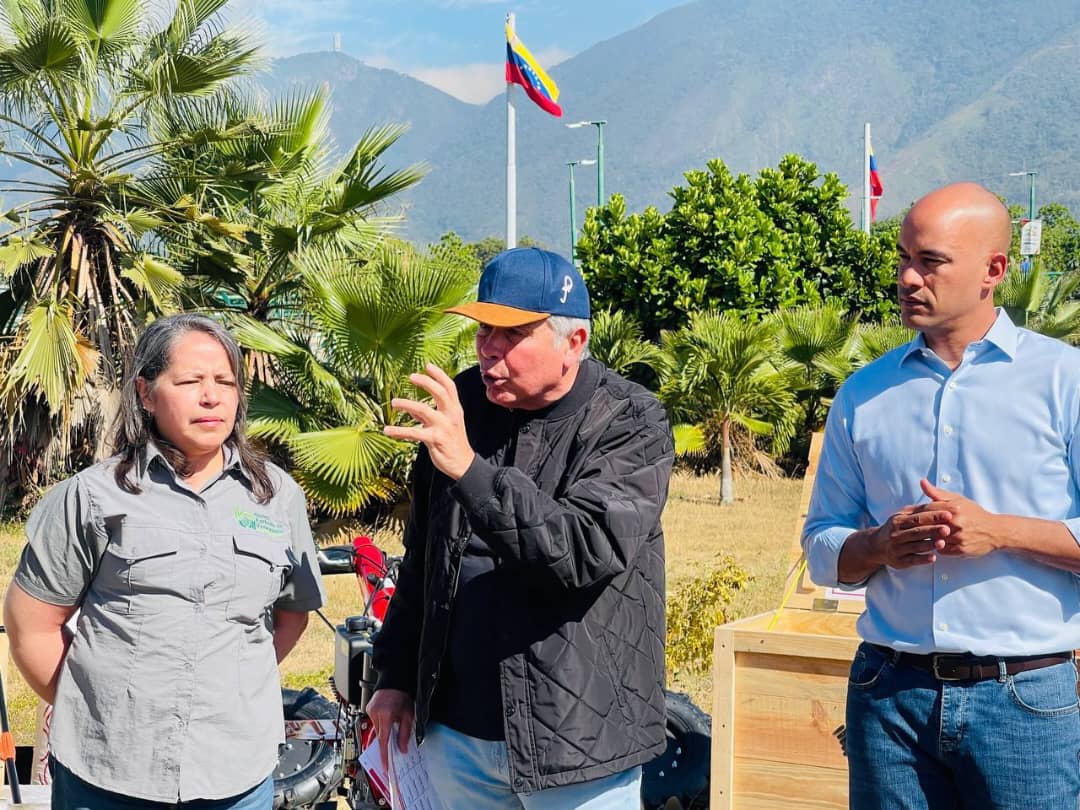 InsaiVenezuela's tweet photo. #SancionesCrimimales
#26Febrero 
#EnFotos #cultivandopatria 285 📣 Desde Parque Simón Bolívar, con entrega de Kit Conuquero. realizado en Sector La Carlota, municipios Sucre y Chacao del estado Miranda.
@NicolasMaduro 
@MinAgriculturaV 
@wcastroPSUV
@Tibisaylcastro https://t.co/1sZCHuJHWP