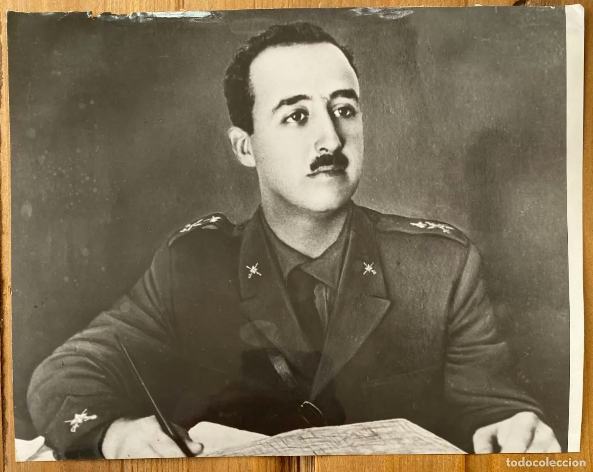 PlataformaMill1's tweet photo. El 25 de #Febrero de 1926, el Coronel D. FRANCISCO FRANCO BAHAMONDE uno de los militares mas distinguidos en la #CampañaAfricana que el año anterior había ascendido a ese empleo por méritos de guerra, alcanza el entorchado del #generalato y se convierte en el General...
(1) https://t.co/pK184OA75V