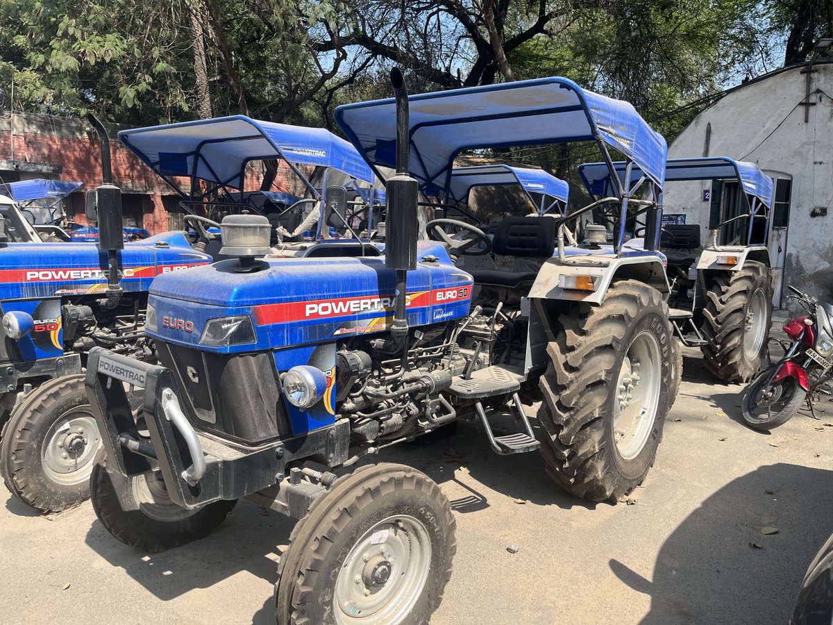 sheokand_varun's tweet photo. ⁦@cmohry⁩ ⁦@PMOIndia⁩ ⁦@MCF_Faridabad⁩ ⁦@DC_Faridabad⁩ ⁦@SVBHaryana⁩ ⁦@ssl303⁩  R/Sir,MCF में यह  ट्रेक्टर कई महीनों से खड़े हैं,यह CSR का पैसा है,जो बर्बाद किया जा रहा है ,अभी तक तो इन पर number भी नहीं लिए हैं,पैनल्टी लगती जा रही है! https://t.co/9ukSEqb1Cr