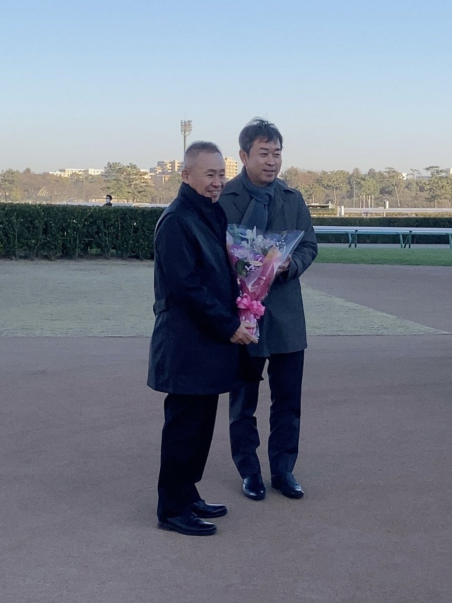 jta_official_'s tweet photo. 本日、中山競馬場にて最終レース終了後、2月末日で定年を迎える大江原調教師への花束贈呈式が行われました。
騎手、調教師として競馬の世界でご活躍をされました大江原調教師、本当にお疲れ様でした✨ https://t.co/6FNCe4r2vk