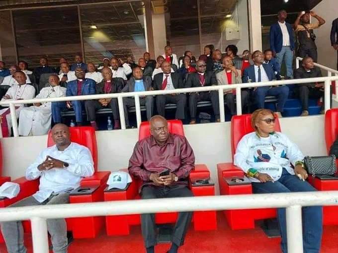 jean_lomanga's tweet photo. #RDC en voulant imiter @Eglisecatho qui a pignon sur rue, @udptshisekedi récolte un fiasco. Son culte de ce samedi 25/02/2023 sensé faire le plein, s'est tenu ds 1 Stade vide, en présence du SG @AugustinKabuyaT visiblement inquiet. Honte au pseudo Évêque #DodoKAMBA et consorts . https://t.co/QK7nEAfRR0