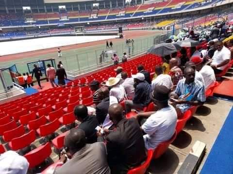 jean_lomanga's tweet photo. #RDC en voulant imiter @Eglisecatho qui a pignon sur rue, @udptshisekedi récolte un fiasco. Son culte de ce samedi 25/02/2023 sensé faire le plein, s'est tenu ds 1 Stade vide, en présence du SG @AugustinKabuyaT visiblement inquiet. Honte au pseudo Évêque #DodoKAMBA et consorts . https://t.co/QK7nEAfRR0