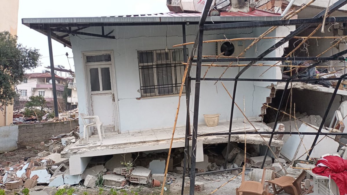 BayMedya2's tweet photo. İki katlı evimiz yerle yeksan oldu. Devlet 10 bin vermek için beni teğet geçti sanırım😔 https://t.co/qNyEKVTEsE