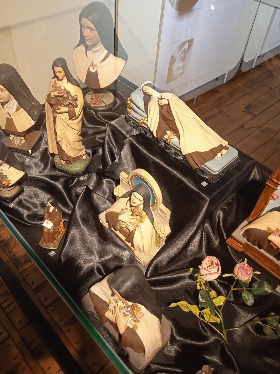 megper7's tweet photo. Łukasz Ciemiński zgromadził sporo wizerunków małej Tereski na wystawie, którą można zobaczyć w grudziądzkim muzeum https://t.co/bXO7LzpEst https://t.co/HBy6N76wR7