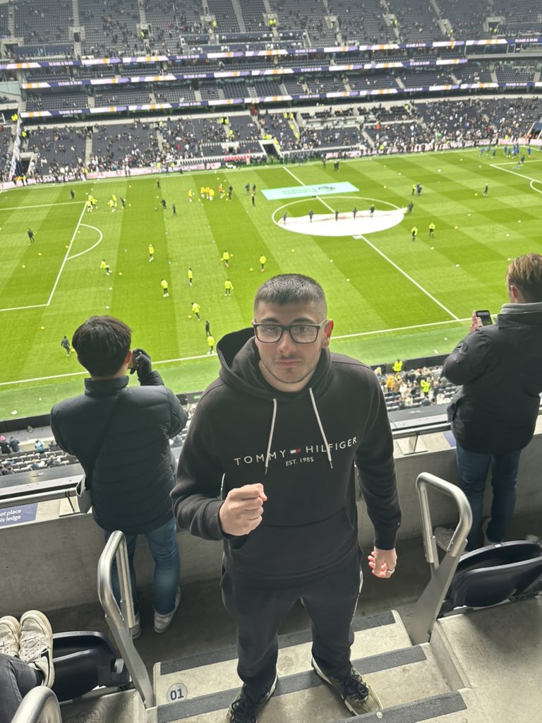 DannyAarons's tweet photo. All black for Chelsea’s funeral. https://t.co/shRstUoZ6v