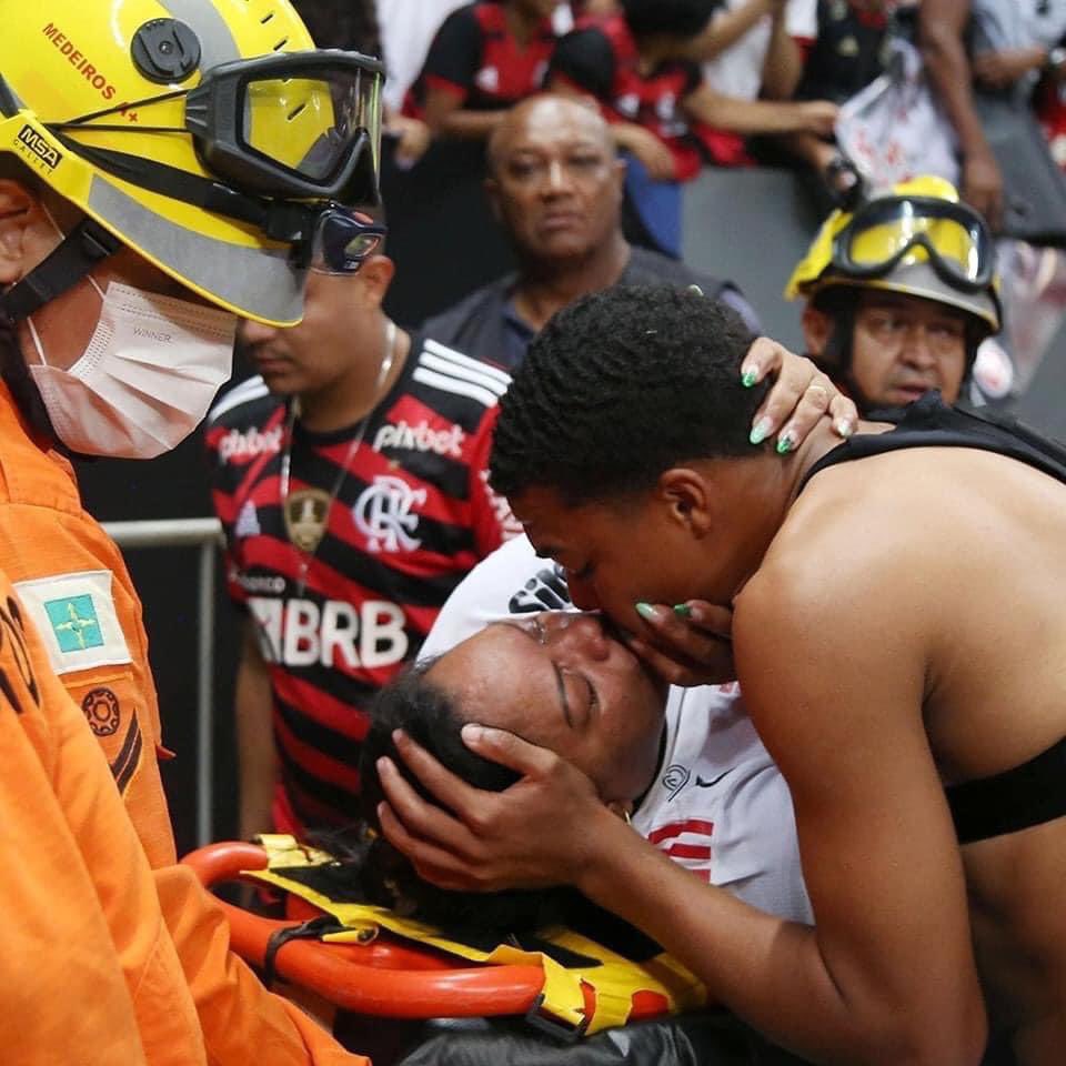 ofertastorcida's tweet photo. NÃO É SÓ FUTEBOL!
Todos que assistiram a partida viram essa cena após o fim do jogo e ficaram sem entender. Na imagem, a senhora que passou mal e teve que ser socorrida, foi a Mãe de Igor Jesus, o motivo seria de tanta emoção ao ver o filho jogar pelo profissional do Flamengo https://t.co/K7IdUdalQo