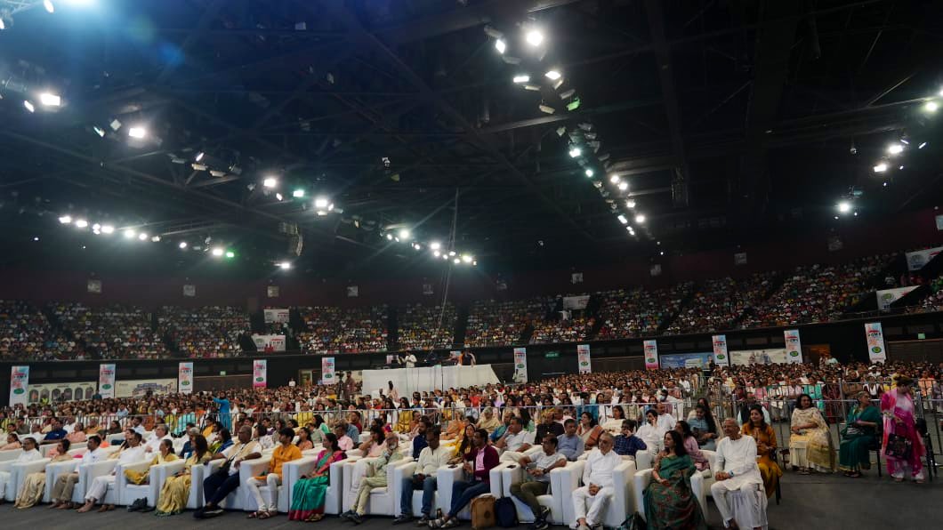 Thousands attended the Vigyan Bhairav discourse held at Sardar Vallabhbhai Patel Stadium in Mumbai, Maharashtra.
