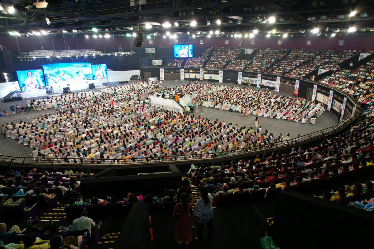 Gurudev's tweet photo. Thousands attended the Vigyan Bhairav discourse held at Sardar Vallabhbhai Patel Stadium in Mumbai, Maharashtra. https://t.co/HaVRFoILyX