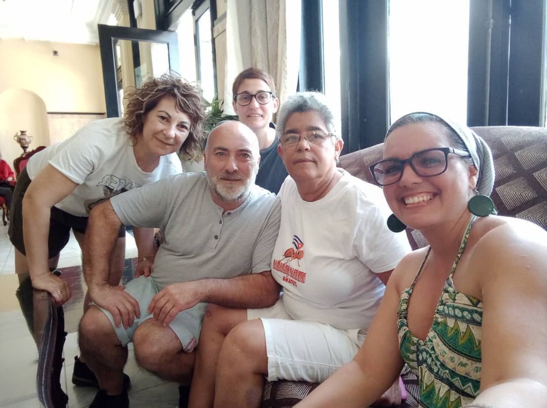cubana_sofia's tweet photo. CUBANOS y ESPAÑOLES se UNEN poniéndole ♥️ a #CUBA🇨🇺.
Invito a todos los amigos del 🌎 a conocer la hermosa labor del Proyecto #HormigasSolidarias.
Ellos tambièn abogan por #PuentesSiBloqueoNo
📌https://t.co/9VwUW2Khqa
📌https://t.co/y7Txm1gn5u https://t.co/BWKNVbO362