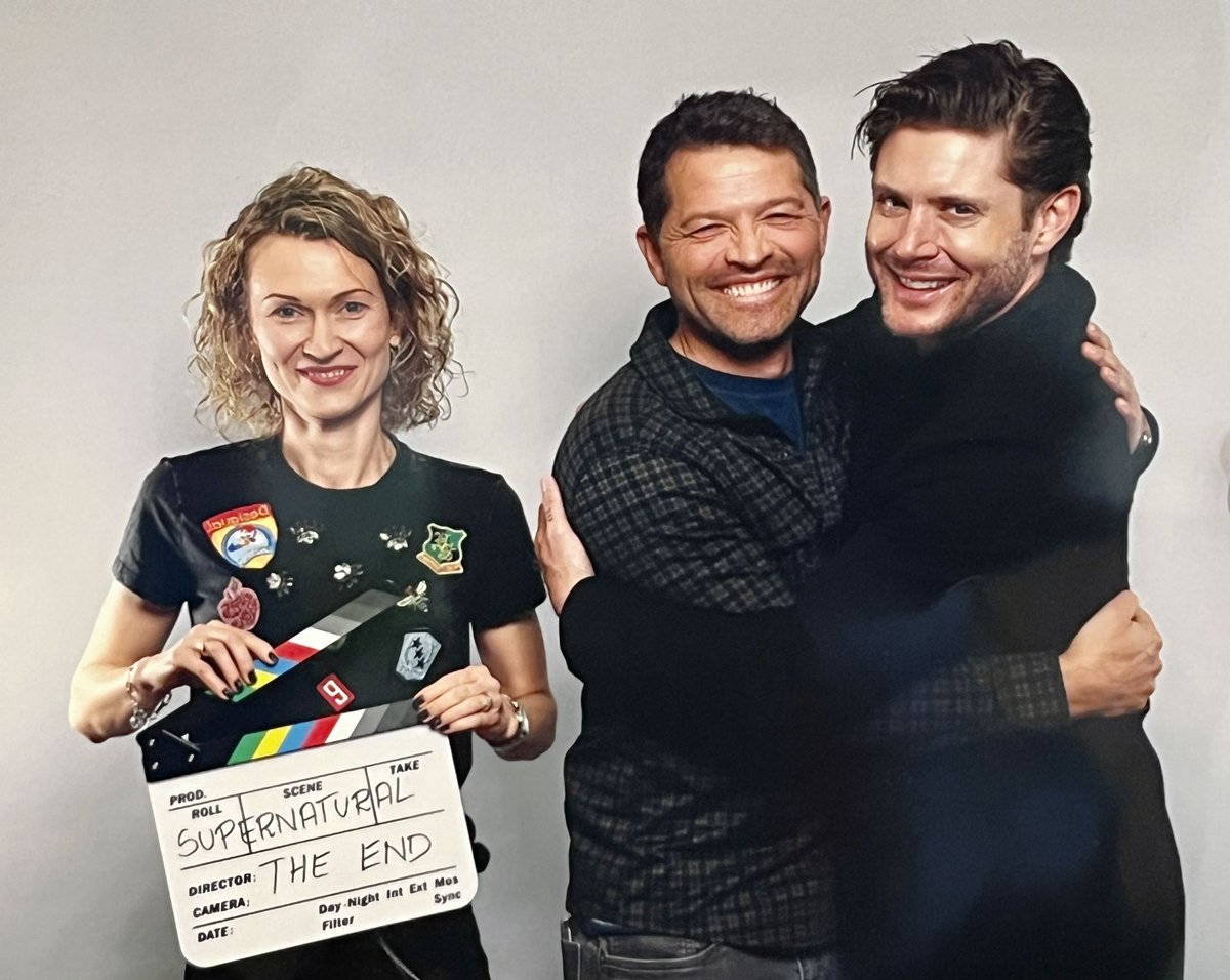 CasIsLoved's tweet photo. Me @ Jensen: "Dean saves Cas from the Empty and they reunite. We're going for a reunion hug."
Jensen: Gotcha 
*Jensen doesn't know where to put his hands*
Misha: Dude, just hug me.
*they laugh*
#Cockles #jib11 https://t.co/Ihrxz3Zxr3