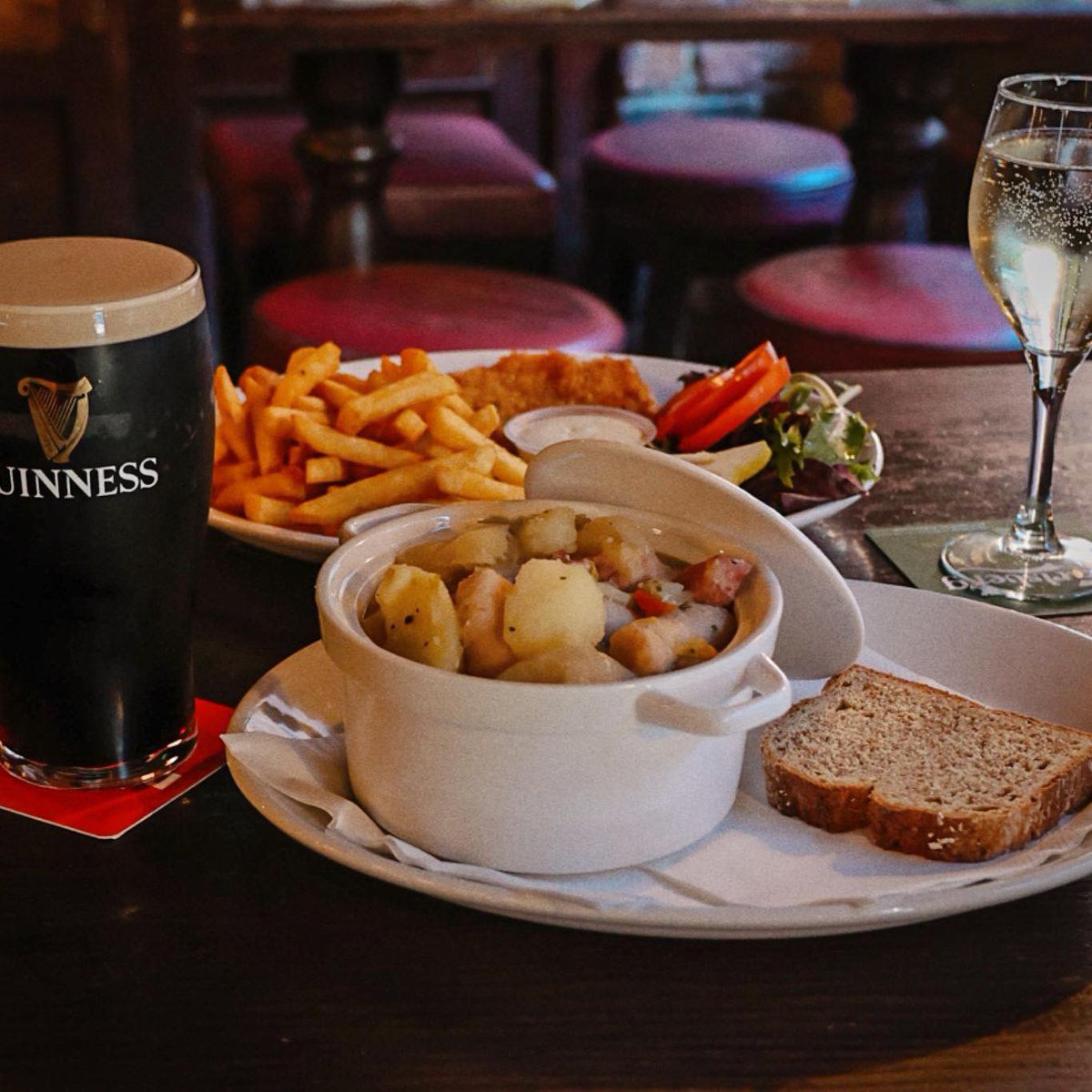 Savour your Sunday here in The Auld Dubliner with great food, drinks and live music 🍴🍻🍷🥃☘️

#theaulddubliner #theaulddublinerpub #dublin #templebar #discovertemplebar #dublinpubs #sunday #food #drinks #livemusic #sundaysession