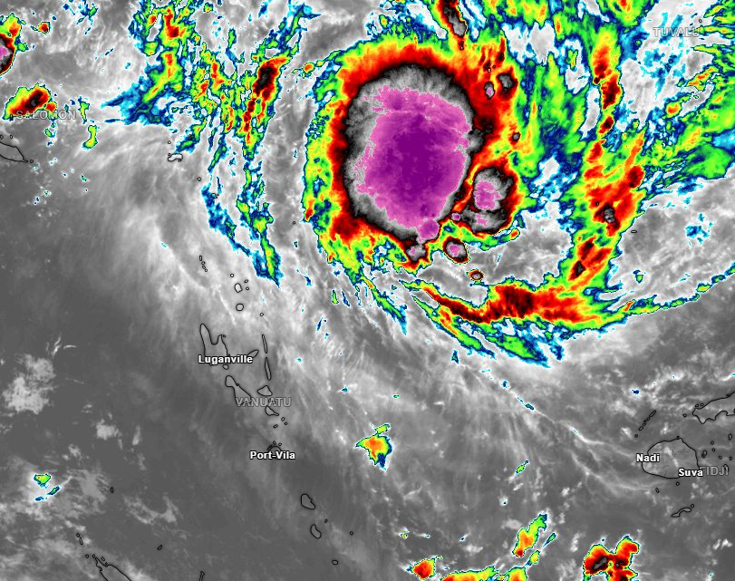 meteoix's tweet photo. La zone perturbée 94P se situe à environ 850 km du #Vanuatu. Les modèles de prévisions envisagent un passage à l'est de l'archipel dans ~48h au stade de tempête, voire #cyclone tropical. https://t.co/ZuSnNWS8Pm