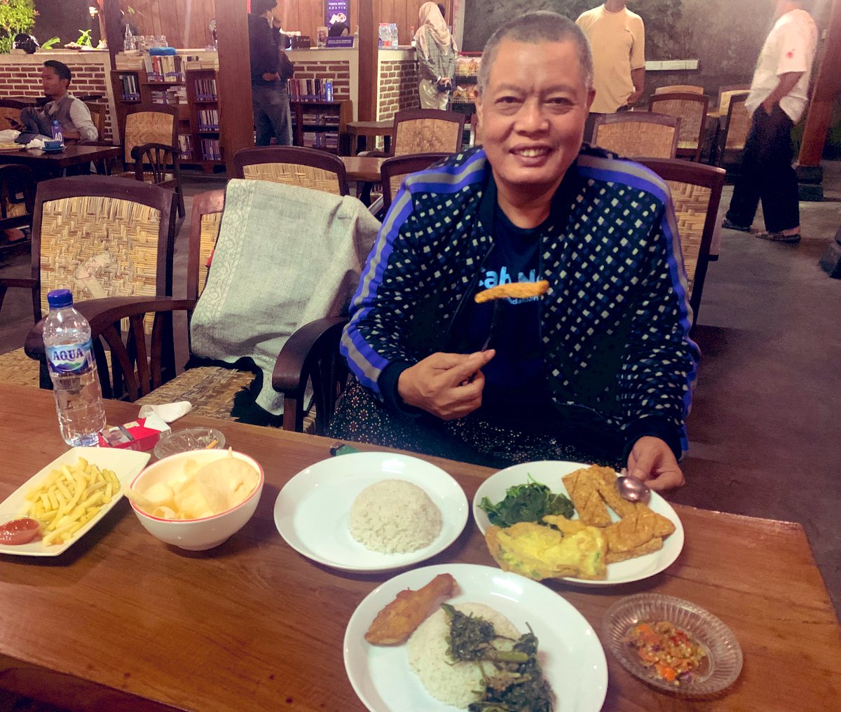 <a href="/KAFElehaleha/">KAFELehaleha</a> kerawuhan Priagung, Pakdhe Smsl @Smsl_alghozali.
Rapat sudah selesai. Dan sudah disegani. 🤭😁