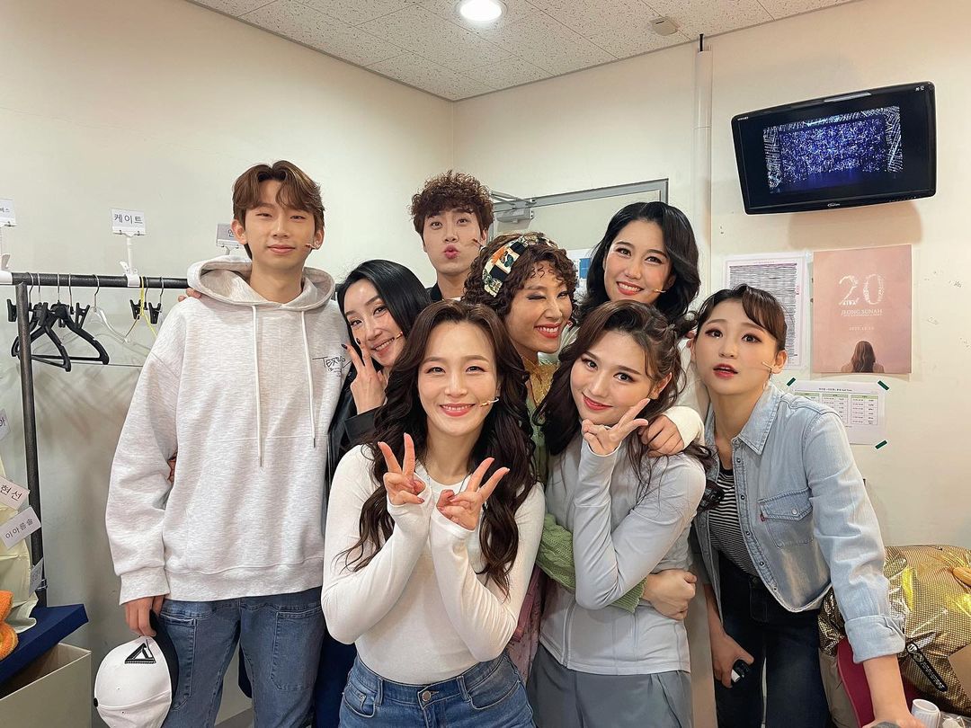 hyenaBLOSSOM's tweet photo. 🎶뮤지컬 #이프덴 마지막 공연💫

#박혜나
#이프덴

인스타그램 보러 가기👀
https://t.co/OxEOVgD71W https://t.co/aBbX2T6YNC