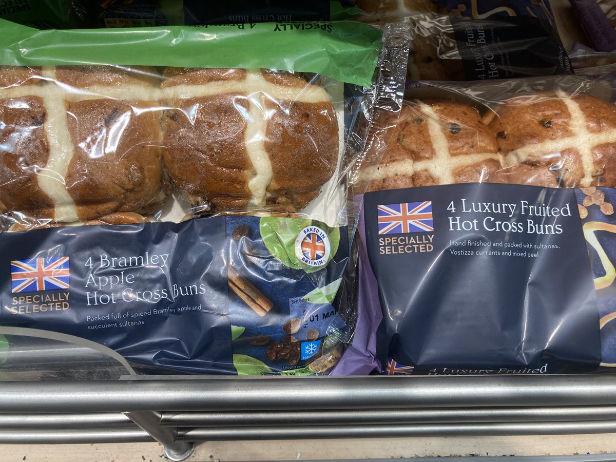 MQenna's tweet photo. Hey @asda!  This is how @AldiUK stores manage to let their customers know what’s in their hot cross buns. They LABEL them!
Meanwhile you prefer to stick with “read the tiny almost invisible print on the back to find out there’s a potentially life threatening ingredient in this!” https://t.co/30OUw1Y00B