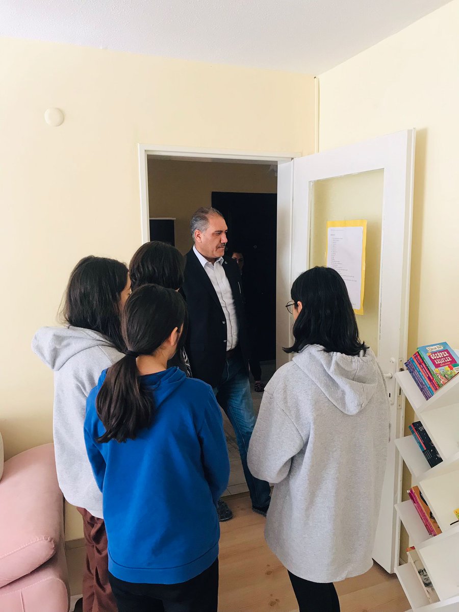 NevsehirAshim's tweet image. İl Müdürümüz @acar_halit_63  #Tuana Çocuk Evimize ziyarette bulundu. Evimizin tertip ve düzeni ile çocuklarımızın öz bakım ve psikososyal durumlarını inceleyerek, Çocuklarımızla sohbet etti…
@deryayanikashb 
@ASHB_COCUK 
@nevsehirvalilik