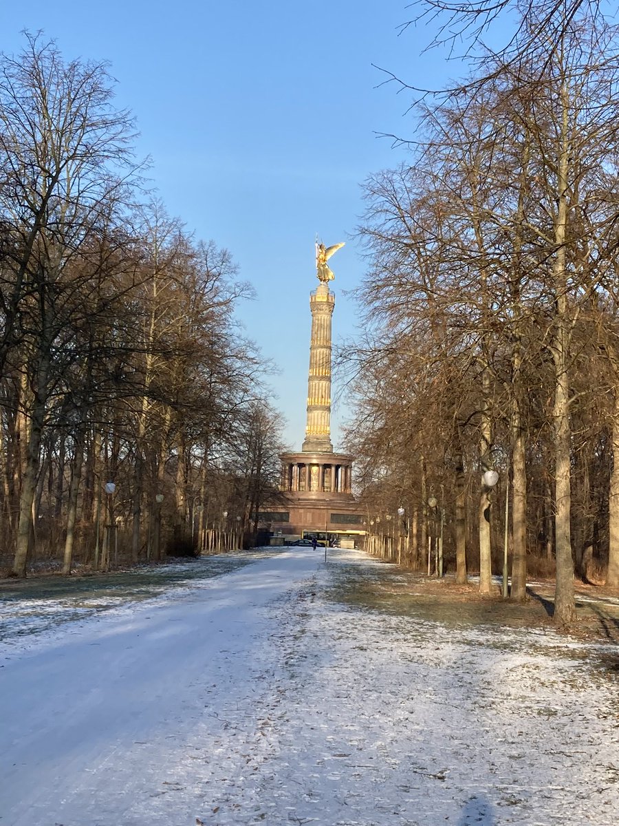 Jeden Tag renne ich in Berliner Parks und genieße die Ruhe und die gut Luft. Erschließt sich mir nicht, das es Leute gibt, die auf Hauptstraßen sitzen wollen, auf der Suche nach Erholung. #friedrichstrasse #berlin #tiergarten #erholung #klima