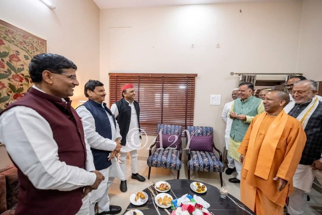 RajGraphicsBsp_'s tweet photo. जिस प्रकार हाथी के दांत खाने के लिए और दिखाने के लिए और यही हाल इस टाइम "समाजवादी पार्टी और भारतीय जनता पार्टी"  का है ! https://t.co/DOGJDwG6sQ