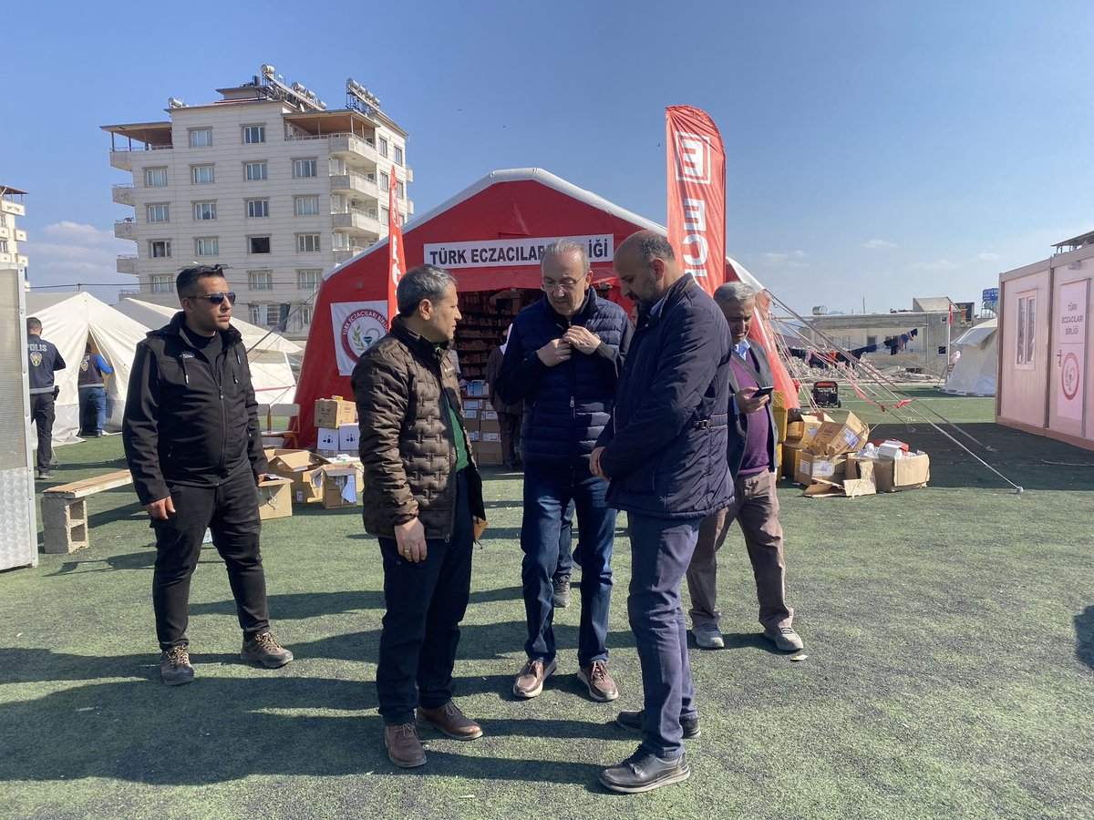 Gaziantep Eczacı Odası Başkanı Sn @eczirfan Bey’i depremzedelere hizmet verdiği Nurdağı ilçemizdeki çadırda ziyaret edip kendisine ve farklı illerden gelen ekiplerine teşekkür ettik. @MSaitKirazoglu