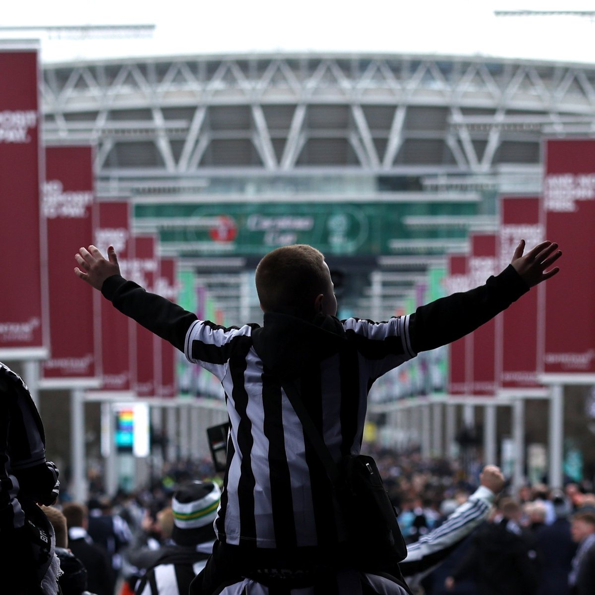 The Geordies on Wembley Way. 🖤🤍