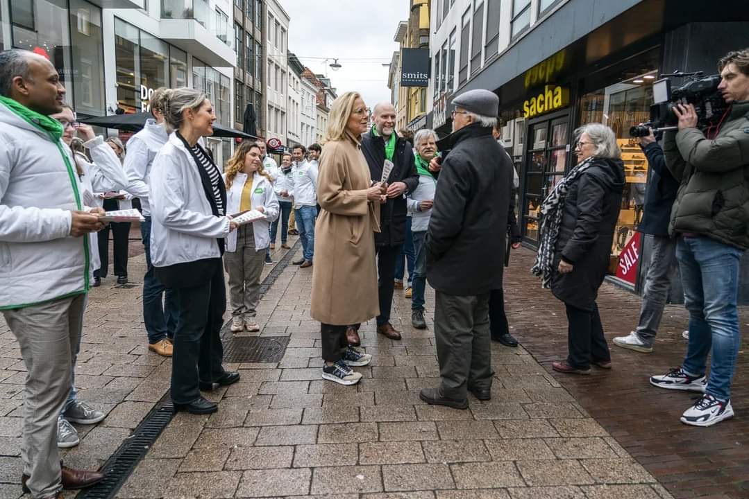 Dutch_Patriot_'s tweet photo. Kaag aangevallen door winkelend publiek. https://t.co/lCr0gOr5bb