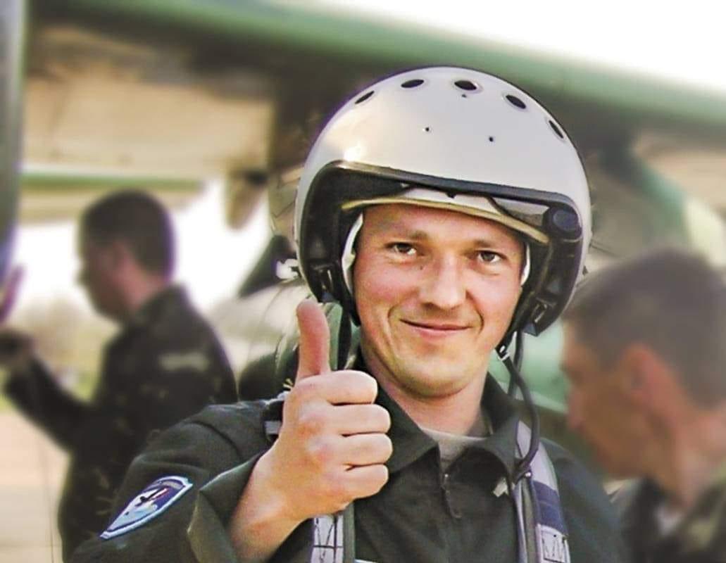 Підполковник Геннадій Матуляк зі 299-ї бригади тактичної авіації 24 лютого торік знищував ворожі колони на Херсонщині і Миколаївщині, а зранку 25-го — колону техніки на північ від Києва, в районі Гостомеля. Під час повітряного бою 🇷🇺винищувач влучив у його штурмовик⬇️