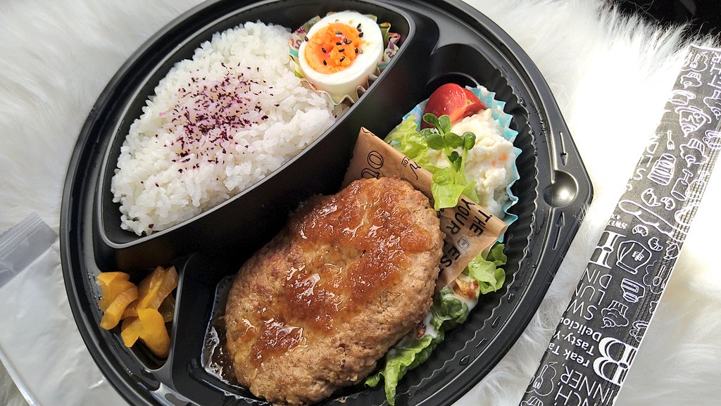 Yumikonyanko1's tweet photo. ごはん屋CAFE
#ネコチャンチ　

「テイクアウト」
絶品ハンバーグ~クリーミーなポテサラに美味しいご飯💕おしゃれで優しい甘さのラベンダーミルクティーも美味しくて感激で涙…涙…😻

忘れられない味~全部美味しくいただきました!!ごちそうさまでした🙇‍♀

2023.02.26 https://t.co/Jx6CXEuWj3