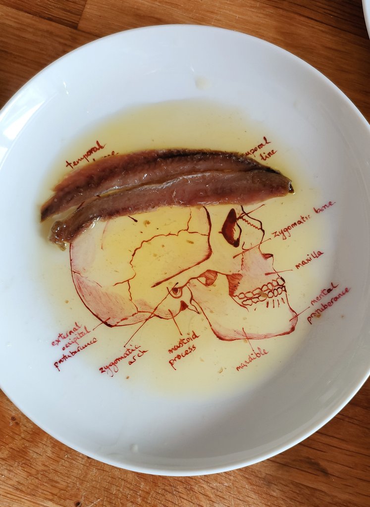 ConchiLillo's tweet image. Necesitaba presumir de plato hecho a mano por mi @EstrellaCs, ahora que se está viniendo abajo el número de anchoas 😜