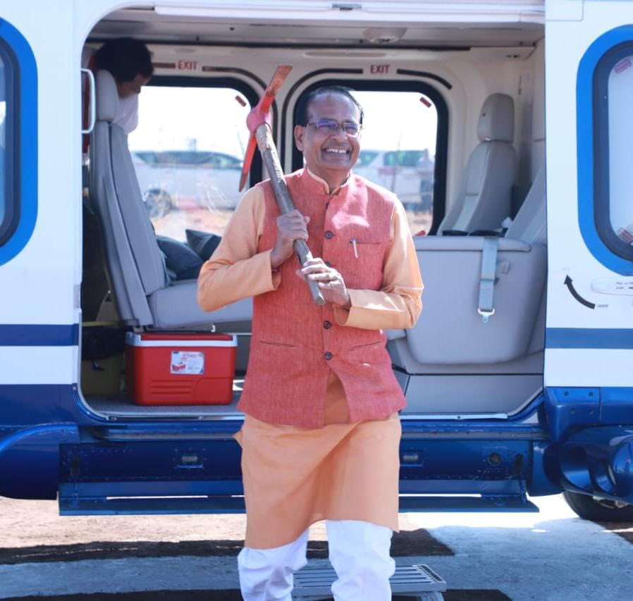 RavirajBaghel05's tweet photo. युवा:- मुख्यमंत्री जी, हमने पढाई मे लाखों रुपए खर्च किए, कई सालों से मेहनत की. विभागों मे लाखो पद खाली है फिर भी नौकरी नही निकाल रहे, 

मुख्यमंत्री:- भांजे, भाजियों.. ऐसे प्रश्न नही करो, नौकरी नही लग रही तो घबराना नही है

अपनी गेती, अपना हाथ,
अब हर हाथ जगन्नाथ

अब लग जाओ काम पर.. https://t.co/qtlqsihMgY