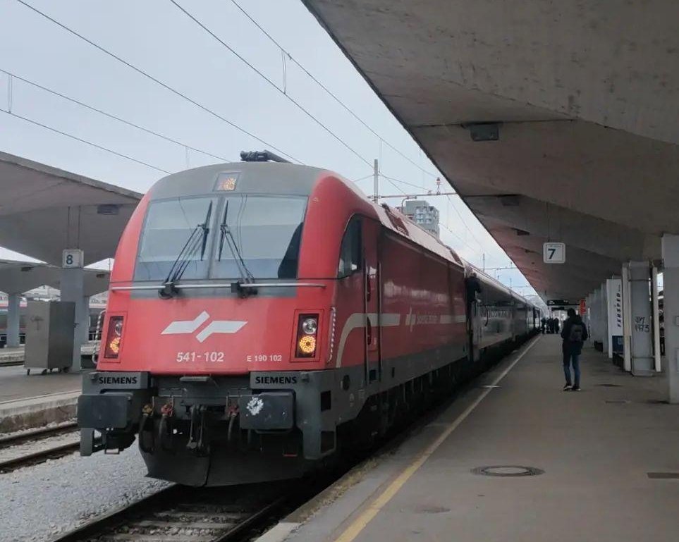 lejeunedutrain's tweet photo. Direction l'arrière pays slovène avec cet #EC134 @unsereOEBB @slozeleznice Wien Hbf 🇦🇹 / Trieste Centrale 🇮🇹 depuis Ljubljana 🇸🇮, histoire de profiter de la neige 🥰 https://t.co/71H5GCHxeQ