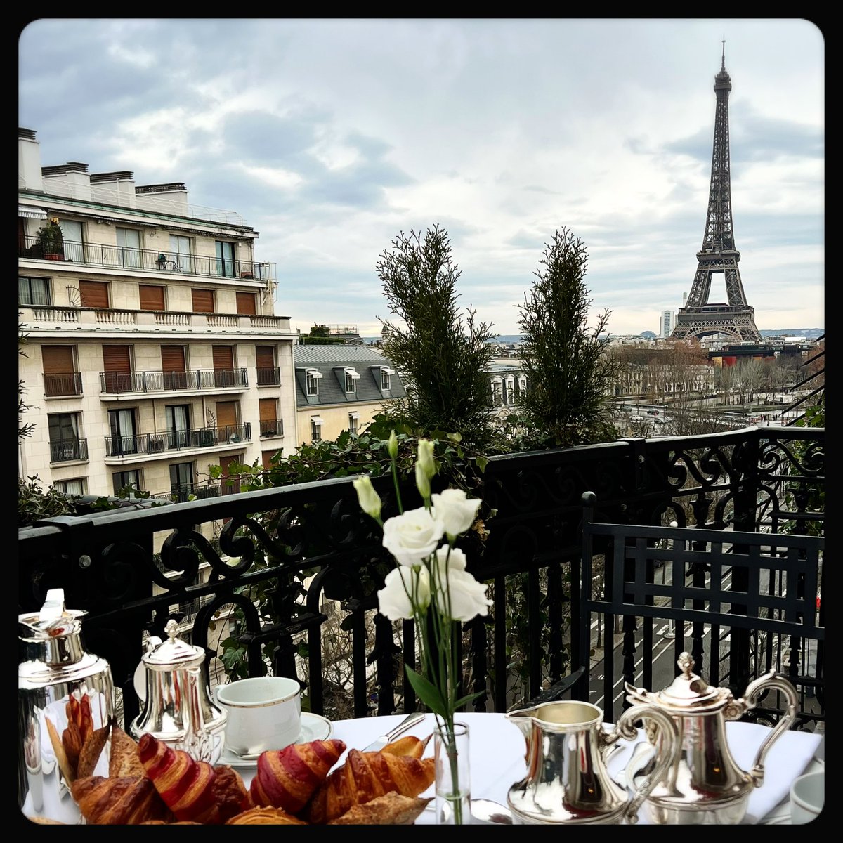 ultimate_kaiser's tweet photo. There's nothing quite like gazing out at this Parisian icon from here...the way it towers over the city, its intricate metalwork, and the way it sparkles in the sunlight. It's moments like these that remind us of the sheer beauty that exists in this world. #eiffeltower https://t.co/RLC432Y8zy
