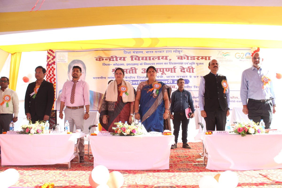 Hon'ble MoS <a href="/EduMinOfIndia/">Ministry of Education</a>
Smt. <a href="/Annapurna4BJP/">Annpurna Devi</a> laid the foundation stone of new building of #KendriyaVidyalaya Koderma today.