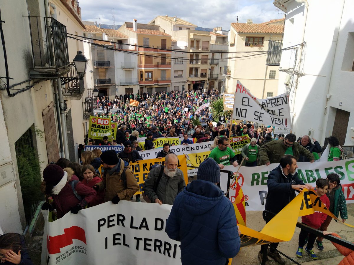 NoMatCCastello's tweet photo. ‼️Gran èxit de participació hui a la manifestació contra el macroprojecte #Magda a les Coves de Vinromà

➡️ L'ordenació de les renovables al territori l'ha de decidir la gent que treballa la terra i hi viu, NO els interessos privats de multinacionals i grups inversors estrangers https://t.co/izvv57s9YO