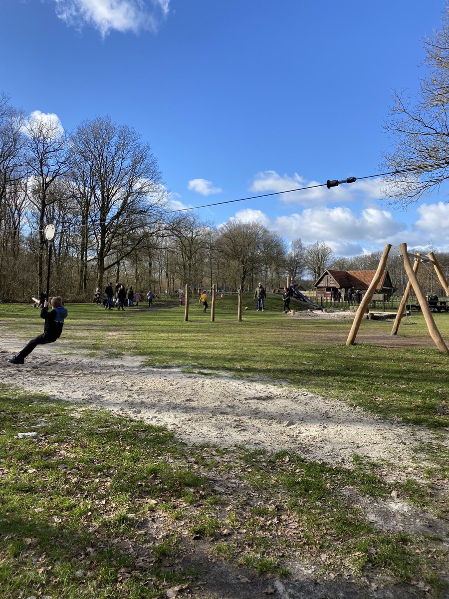 Gezellige drukte in de nieuwe speeltuin in het Koepelbos! #oldeberkoop