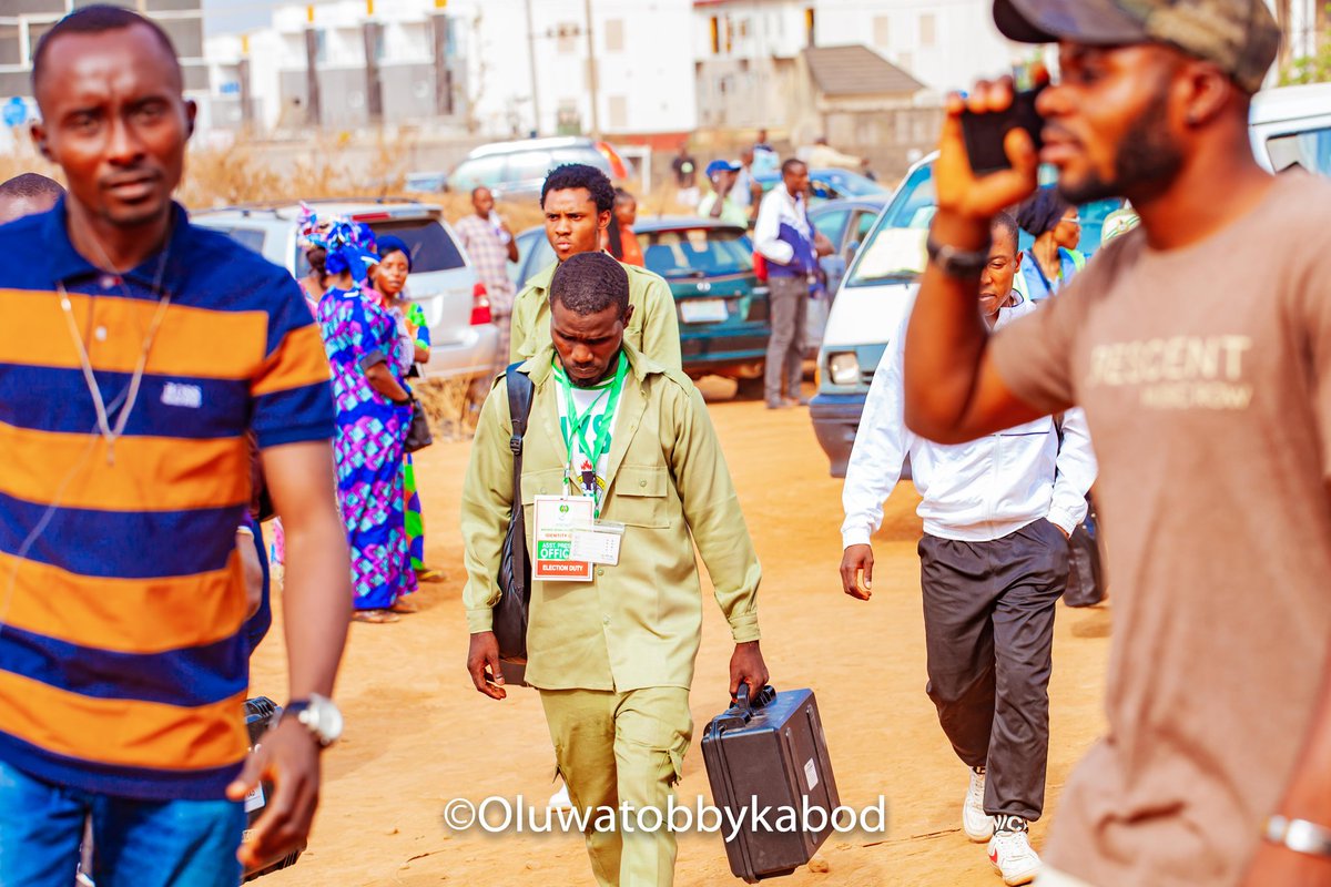 Election Day Dated February 25th, 2023.
Arrival of the @inecnigeria staffs in Apo Resettlement, Abuja.
#ElectionResults #ElectionDay #presidentialelection2023 #ObidientMovement #APCSituationRoom