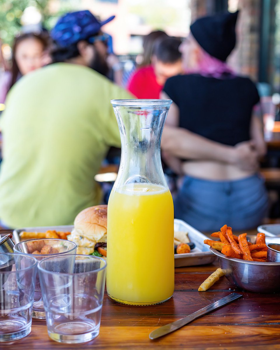 Snackin' on a 𝗦𝗺𝗼𝗸𝗲𝗱 𝗦𝗮𝗹𝗺𝗼𝗻 𝗕𝗮𝗴𝗲𝗹 while throwin' back $2.50 Mimosas and soakin' up the sounds of Willow Creek on our patio — we go all out for All-Day Brunch on #SundayFunday! 💃🥂🔥