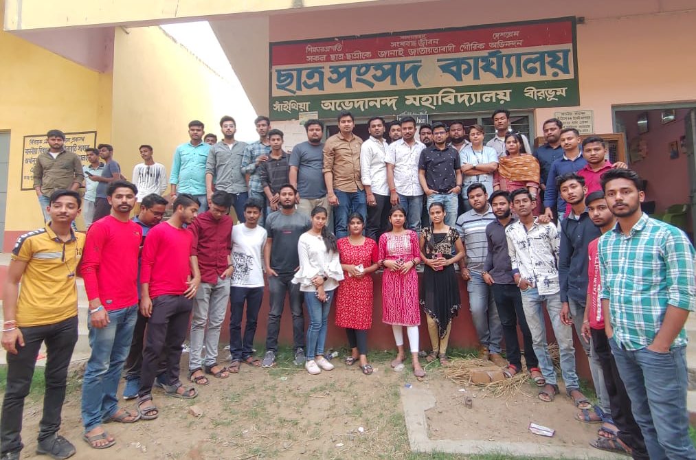 aitcsudip's tweet photo. আজ বীরভূমের সাঁইথিয়া অভেদানন্দ কলেজের তৃণমূল ছাত্র পরিষদের সহযোদ্ধাদের সঙ্গে আলাপচারিতার পর শান্তিনিকেতন-শ্রীনিকেতন ব্লকের বেড়গ্রাম স্কুল ময়দানে আয়োজিত স্পন্দন কাপ-২০২৩ এ উপস্থিত হয়ে যে আবেগ-ভালোবাসার স্পর্শ পেলাম, তা হৃদয়ের অন্তঃস্থলে চিরনতুন হয়ে থাকবে। https://t.co/tSj0LzEUzq