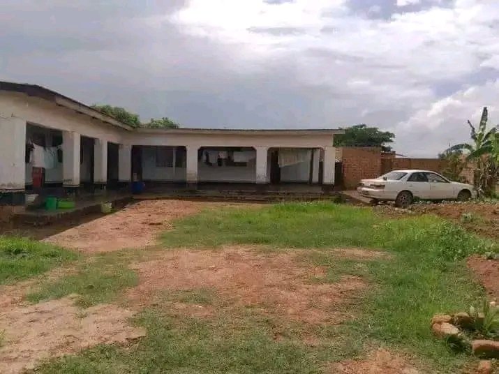 ServiceSammy1's tweet image. #Lubumbashi # commune Ruashi , quartier luano  #avendre 
#vente en urgence#
Maison à vendre au quartier Ruashi  superficie de 28m/30m 
Grande maison impeccable composé de ; 4ch , à coucher , cuisine vaste , toilette douche , carrelé , plafonné , clôturé et 3ch , salon vaste ,