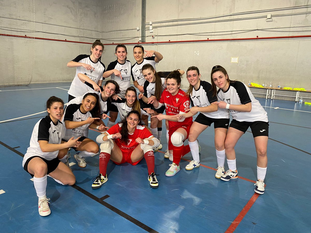 DesguaceParisFS's tweet photo. 🟠⚫️ 2ª división: victoria en Cádiz, buen ritmo y buen resultado de nuestras guerreras.
Especial mención para Nerea, regresaba a los terrenos de juego tras una larga lesión.

¡Vamos equipo! 🔥🔥

#PasionSinRival
#SomosLaAlgaida 
#ViveArchena https://t.co/SPlXaG7UTe