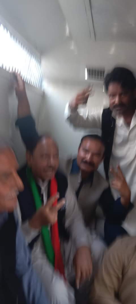 Ptisoilder14's tweet photo. جیل بھرو تحریک میں گوجرانوالہ اپنے قاہد عمران خان کی کال پر چوہدری اسد ایاز گوندل امیدوار حلقہ pp65 منڈی بہاوالدین نے گرفتاری دے دی پولیس کو        =:;پولیس وین بیٹھے https://t.co/vlFqUHz2hy