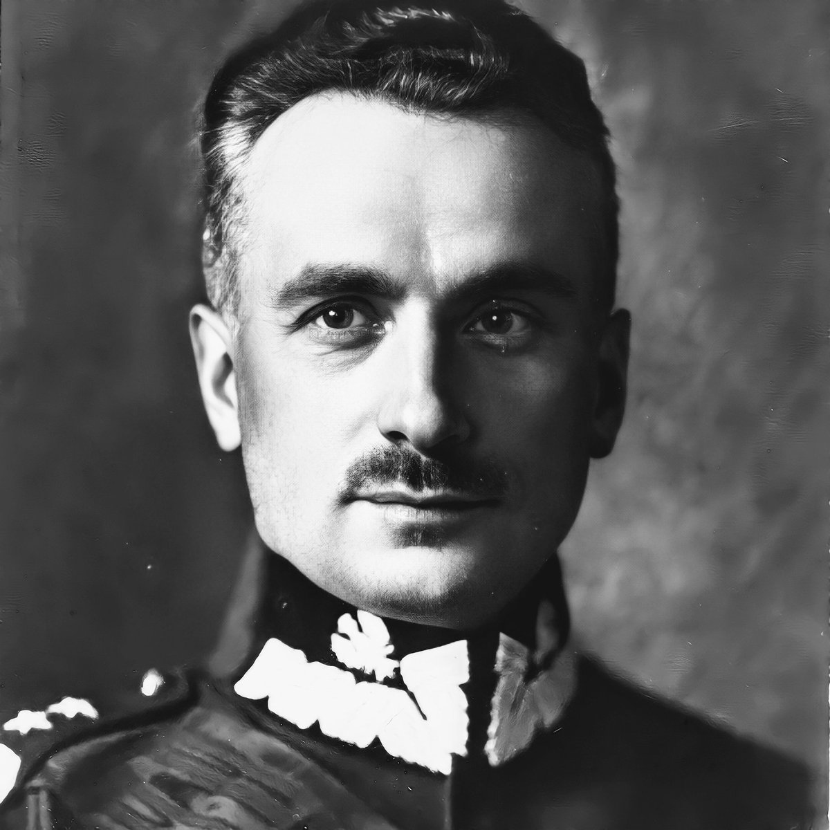 Gen. broni Kazimierz Sosnkowski tweet media