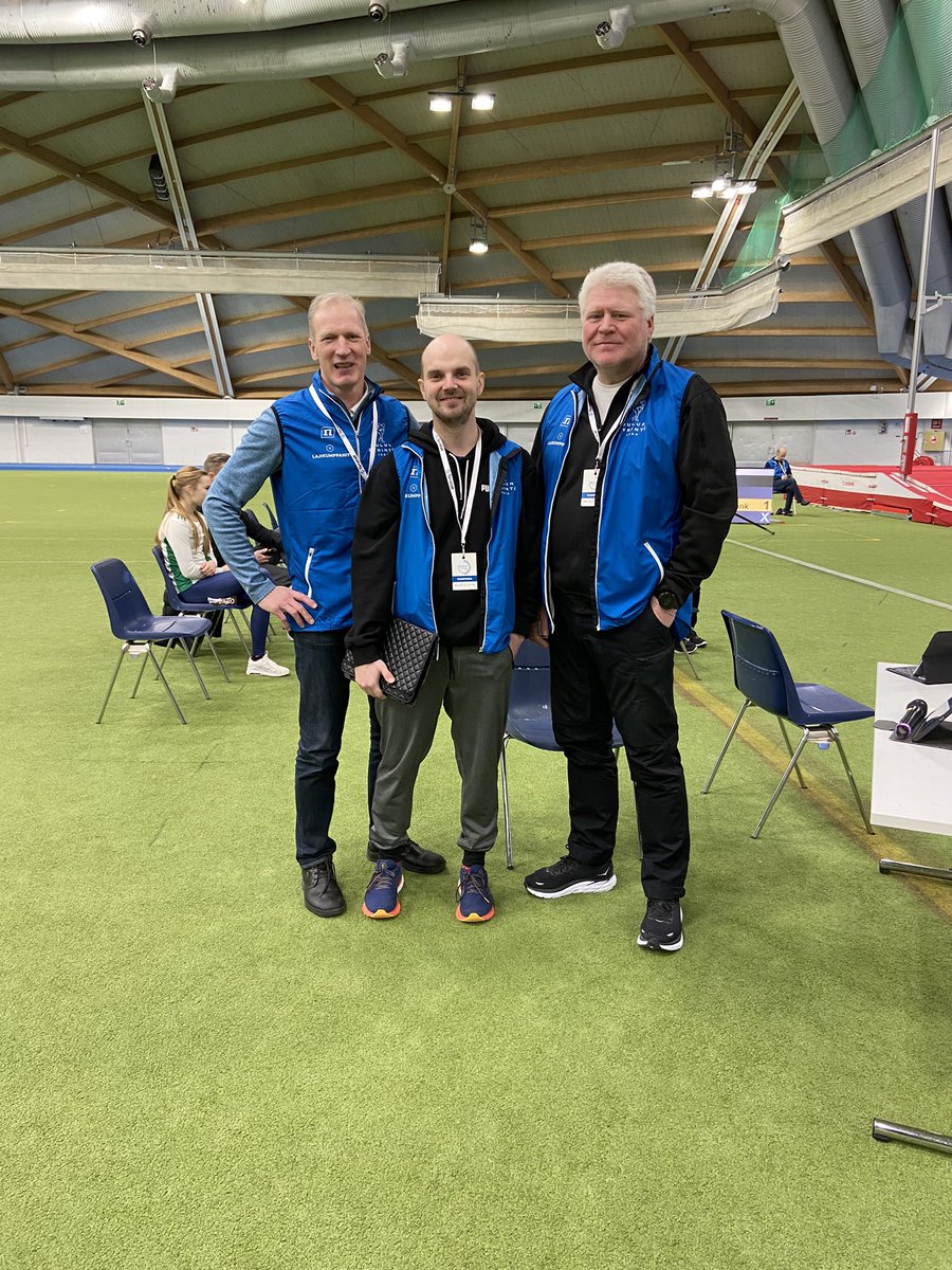 Nuorten SM-hallit Ouluhallissa huipentuivat kolmantena kisapäivänä huippusuorituksiin. Nuorissa on tulevaisuus. Kuvassa ei niin nuori kuuluttajatrio. <a href="/AtsoVanska/">Atso Vänskä</a> #oulu