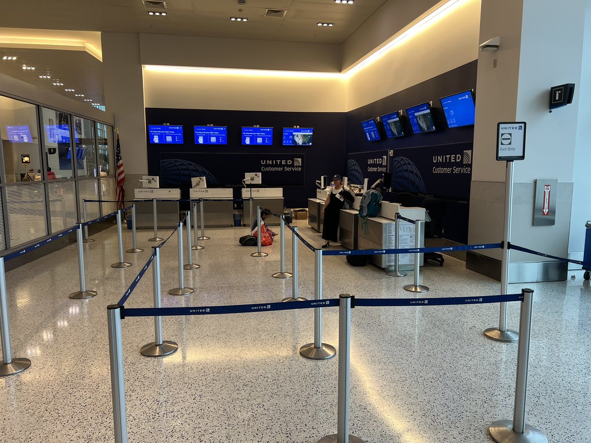 Houston we have a problem. Gate agent refused to let us on connecting flight from Bogota to SFO FOR 7:20 flight @ual I want to like you but you make it hard to do. Not a single agent to help at service desk. #flythefriendlyskies