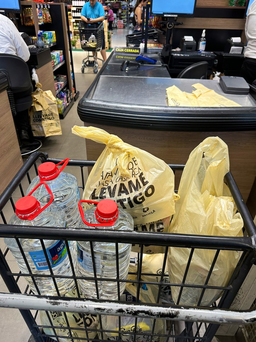 Cayó la red Bancard. Las cajas de Casa Rica totalmente colapsadas de gente queriendo pagar, nadie tiene efectivo consigo hoy en día. Es terrible este monopolio, obsoleto e ineficiente. Mientras acá esperando que vuelva y me cobren o me traen efectivo para pagar. Increíble!